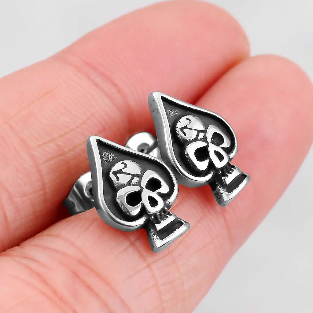 Silverfärgade stålörhängen formade som spader ess med en dödskalle i mitten