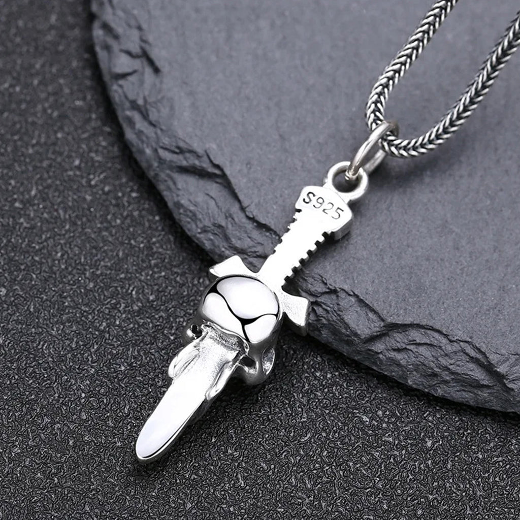 Silverfärgat sterlingsilver halsband föreställande ett svärd med en dödskalle på klingan