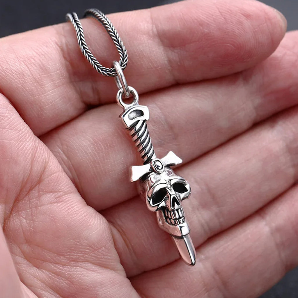 Silverfärgat sterlingsilver halsband föreställande ett svärd med ett kranium på klingan