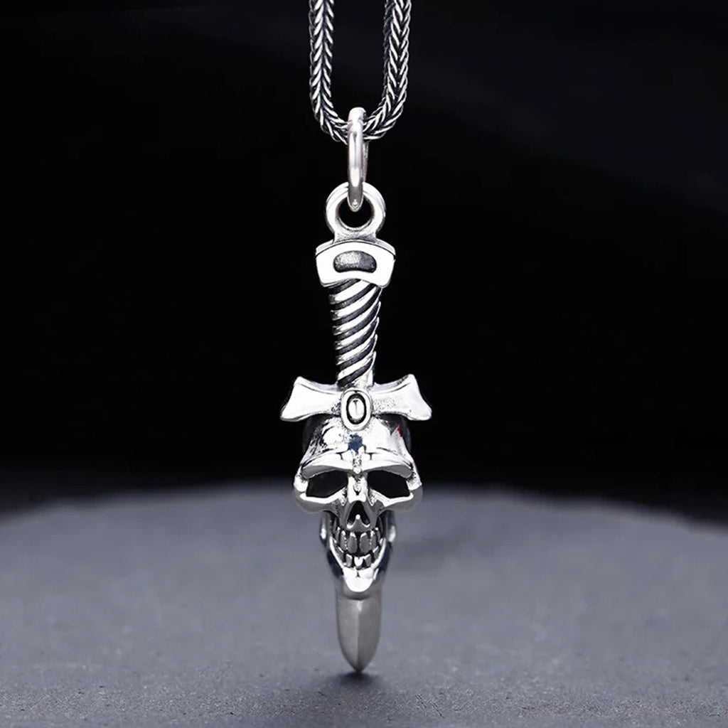 Silverfärgat sterlingsilver hängsmycke föreställande ett svärd med en dödskalle på klingan