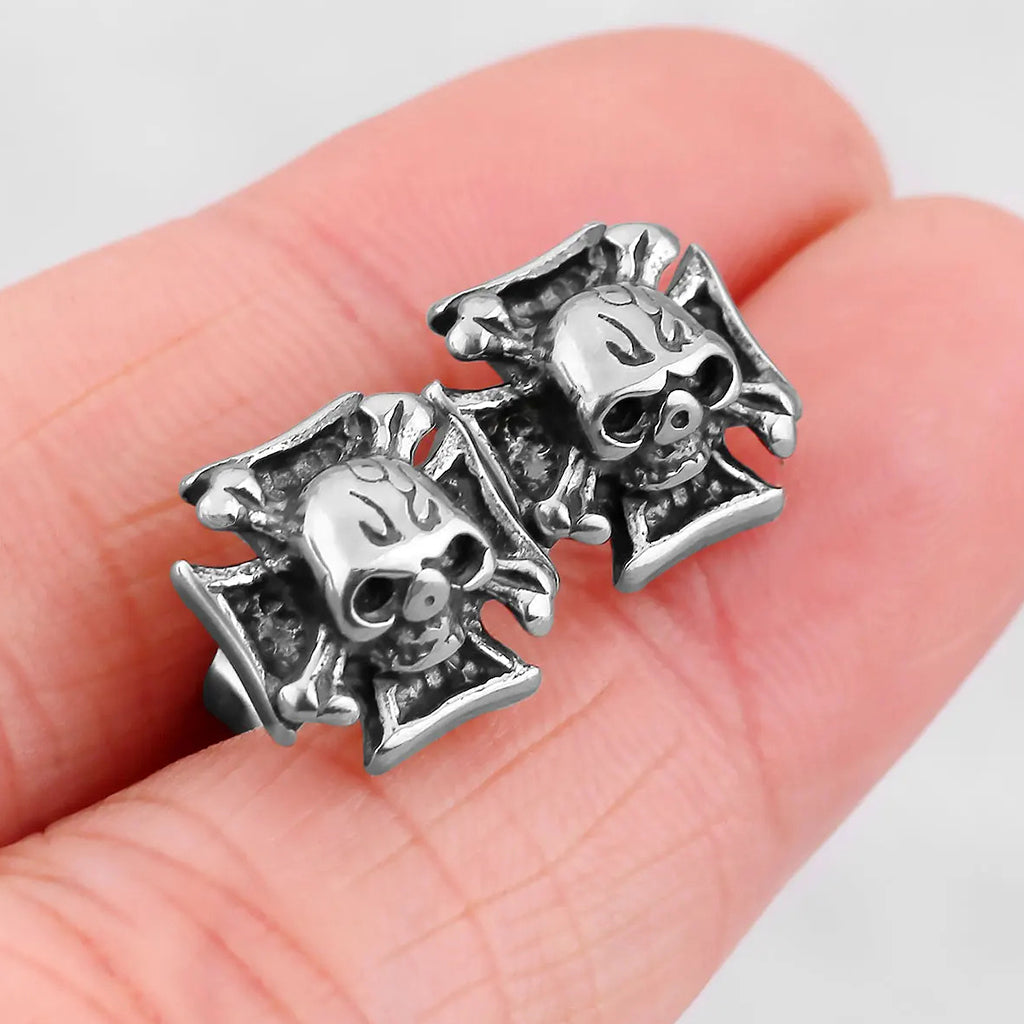 Silverfärgade stiftörhängen formade som malteserkors med en dödskalle med korslagda benknotor