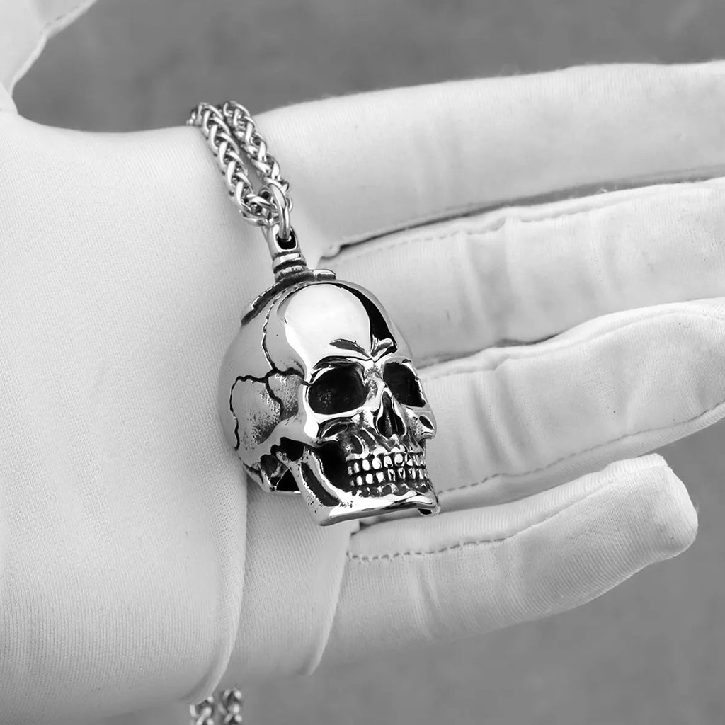 Smycke föreställande silverfärgad döskalle med sprickor