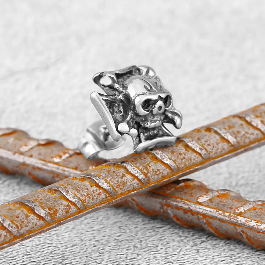 Silverfärgade studs formade som järnkors med en dödskalle med korslagda benknotor