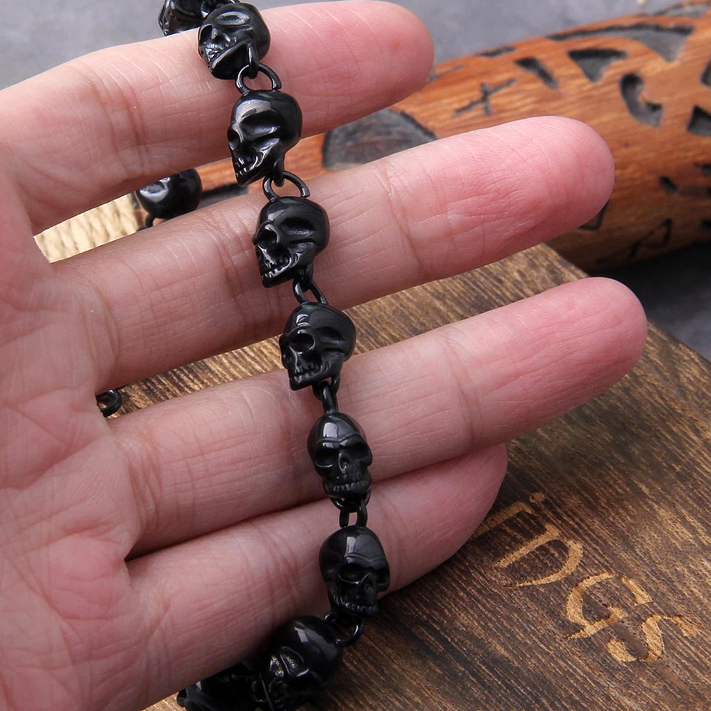 Mörkt armband i rostfritt stål med kranium