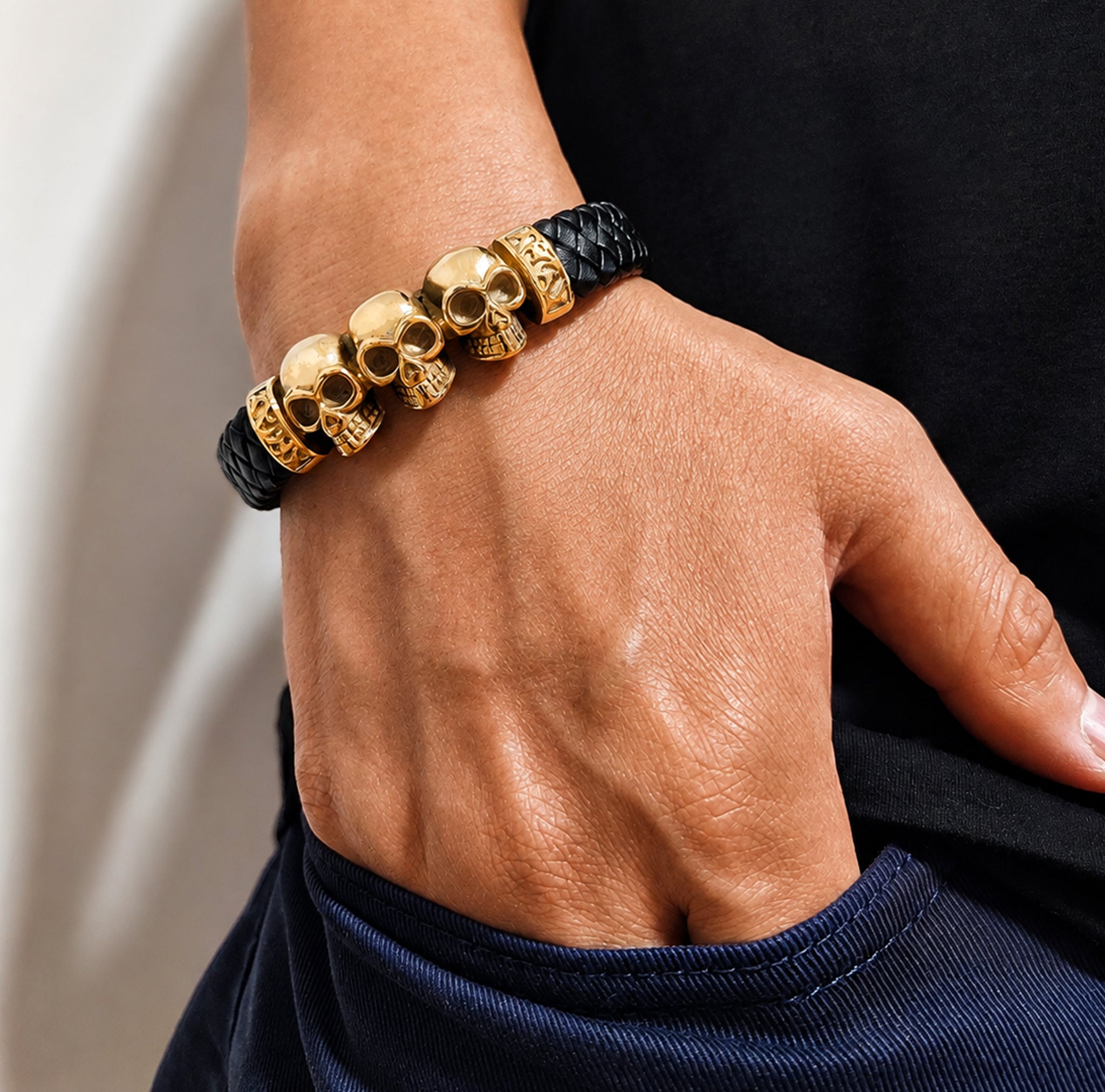 Svart läderarmband av äkta läder med tre dödskallar av guldstål