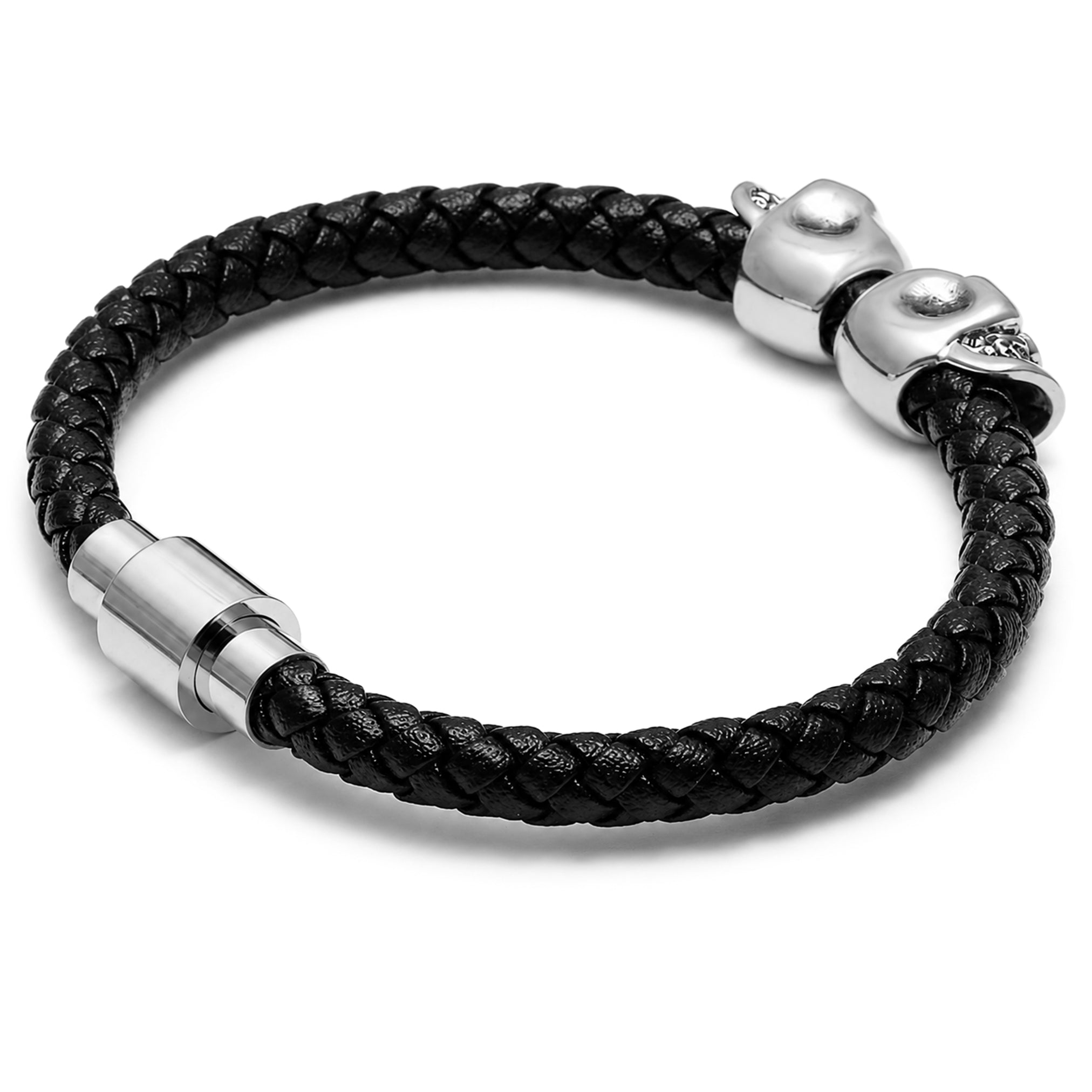 Svart läderarmband med två dekorativa dödskallar av silverfärgat stål