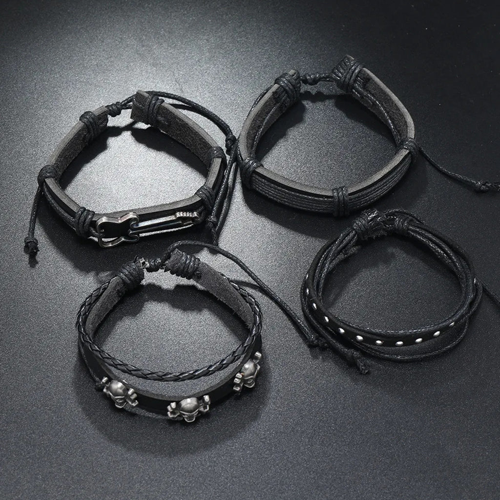 Svartfärgade läderarmband med nitar föreställande kranium och en elgitarr