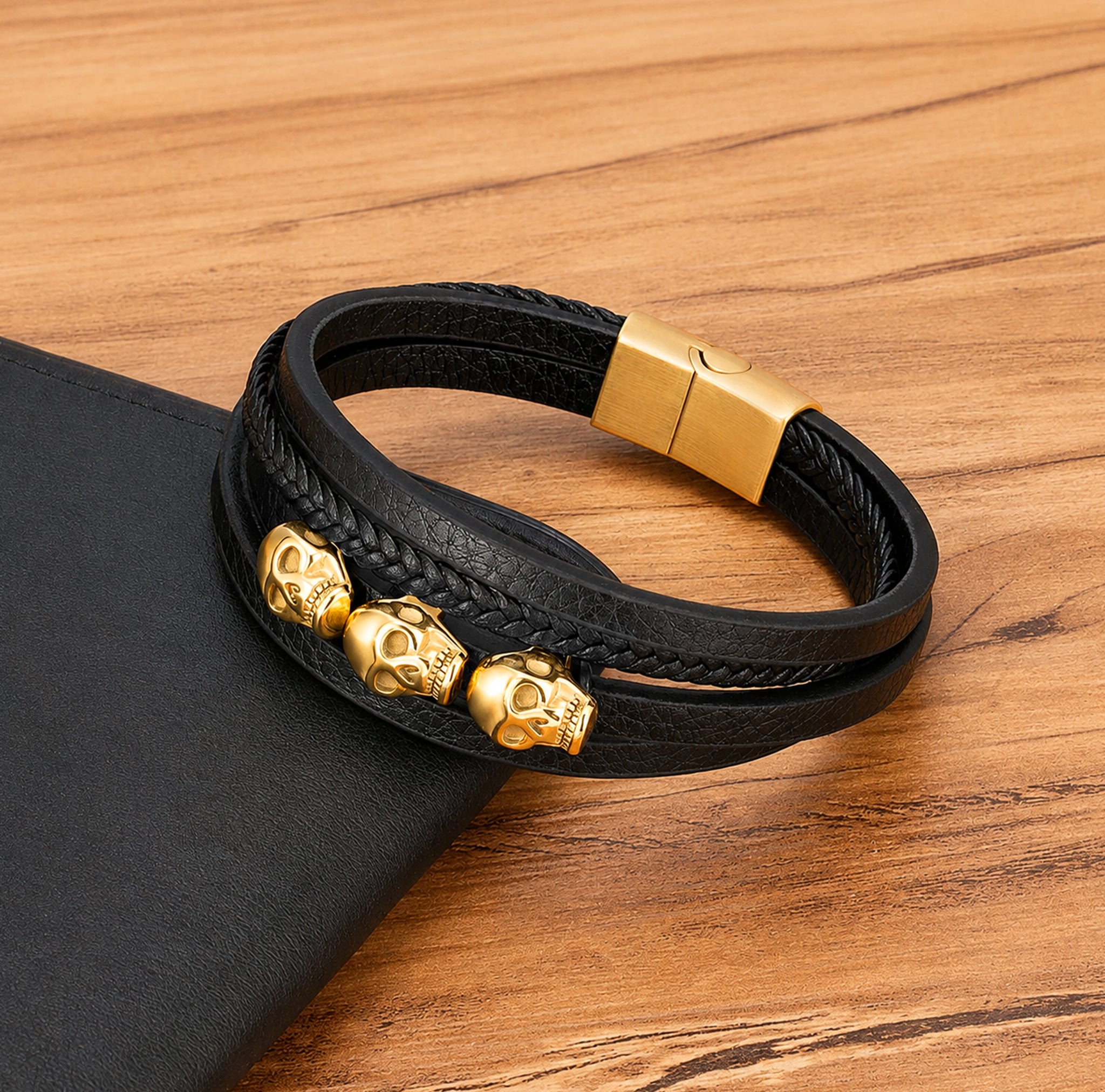 Svart läderarmband med tre guldtonade dödskallar – lyxigt armband med dödskallemotiv