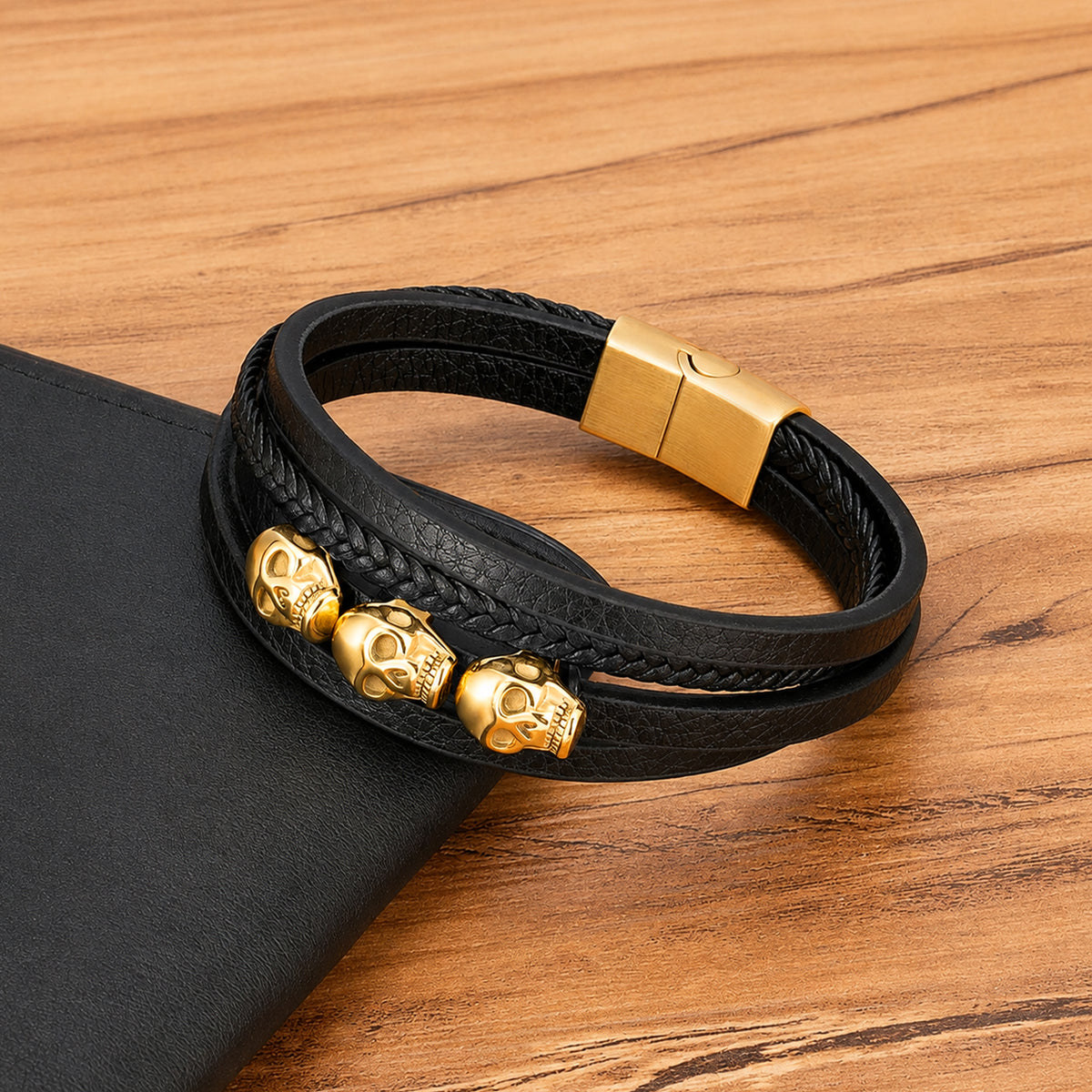 Svart läderarmband med tre guldtonade dödskallar – lyxigt armband med dödskallemotiv