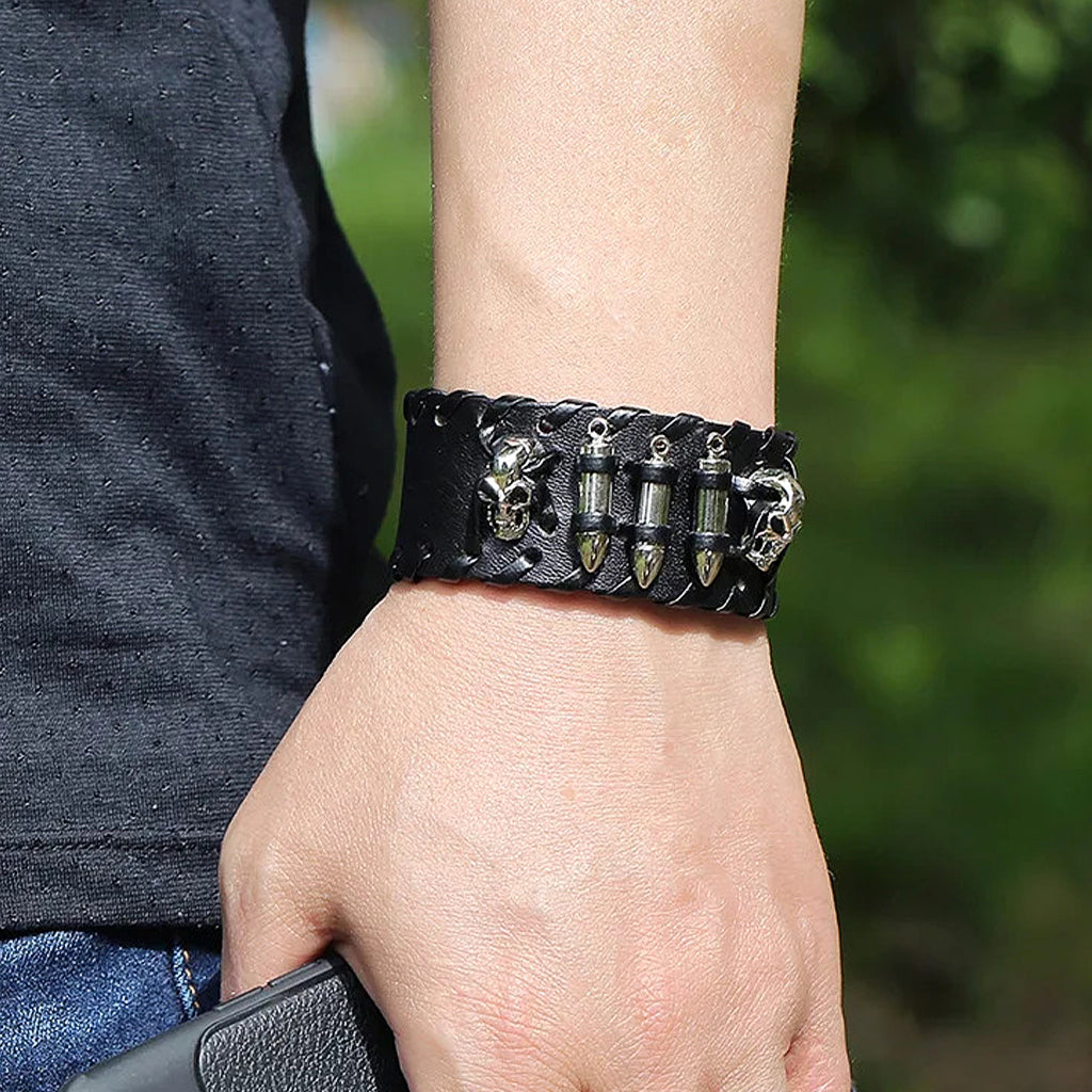 Svart armband i läder med vapen-patroner och skallar