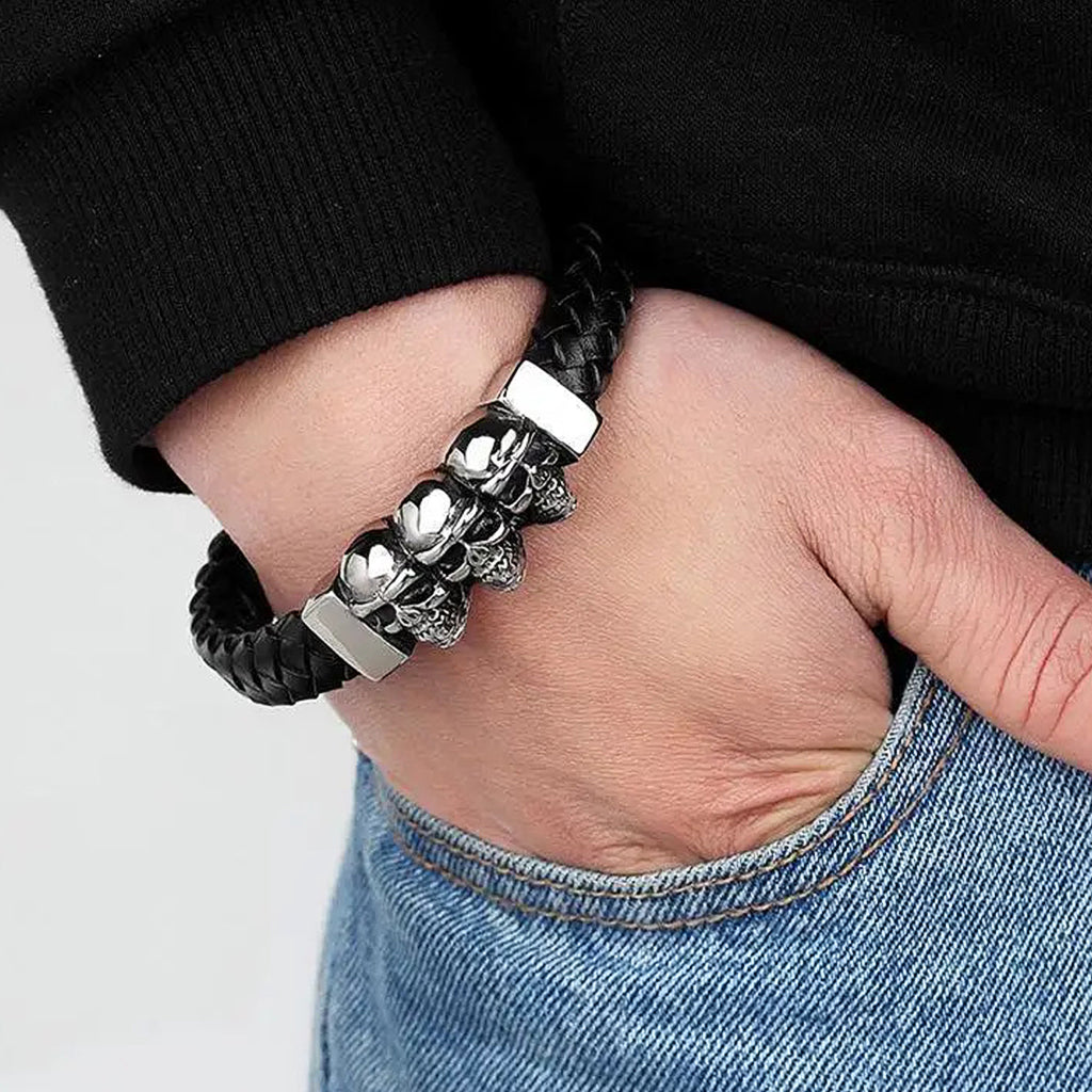 Svart armband i läder med tre skallar i stål