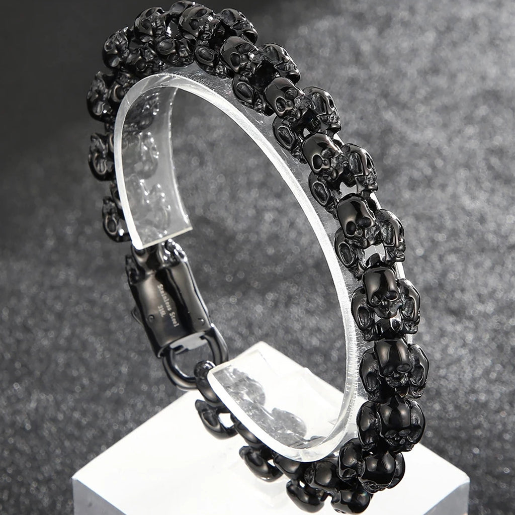 Svart armband för herr med dödskallar runtom