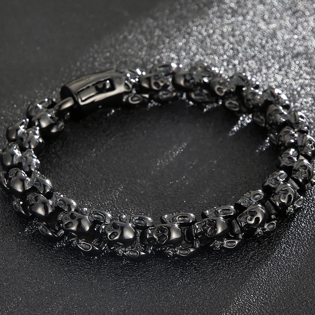 Svart armband i rostfritt stål med dödskallar runtom