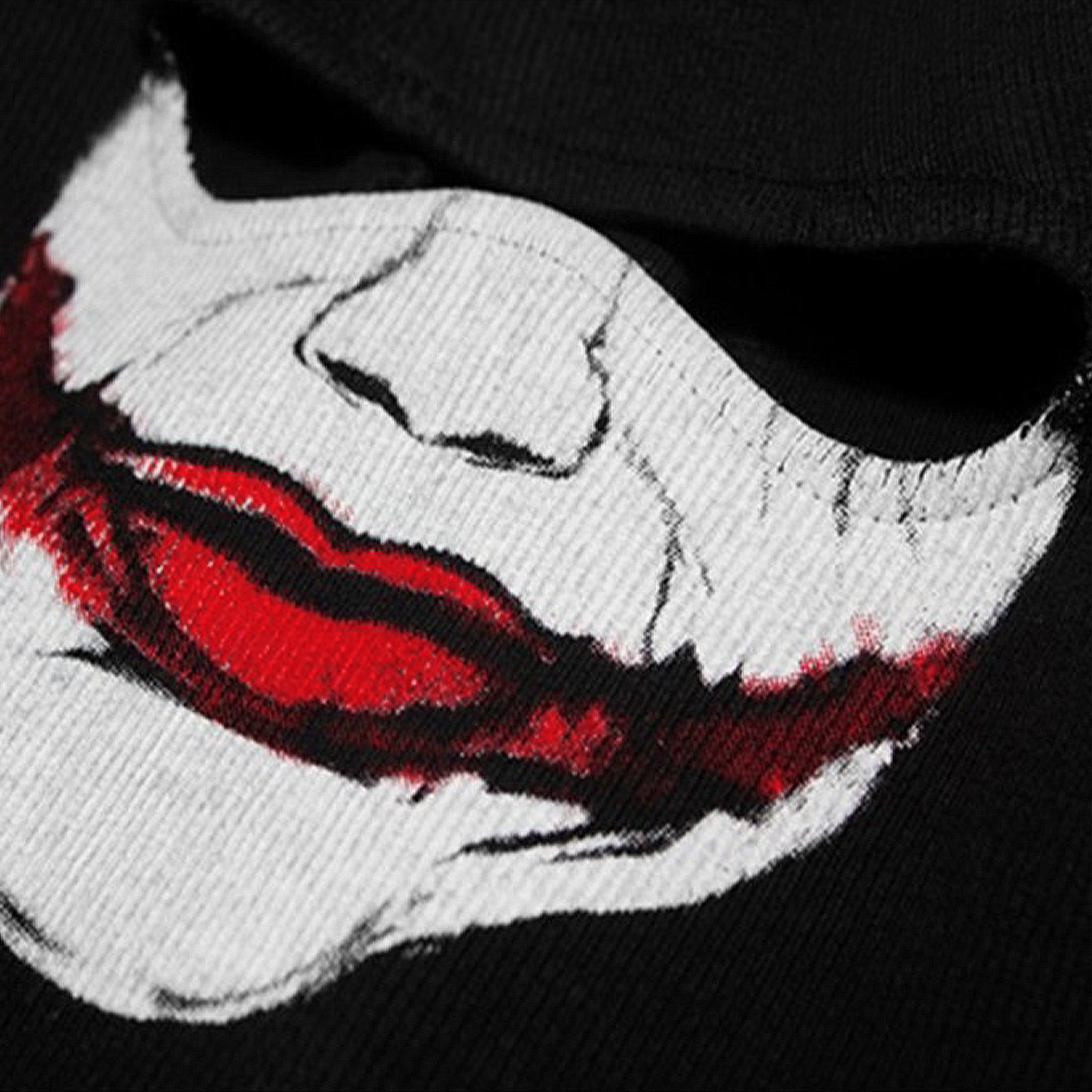 Svart balaclava med vitmålat clownansikte och rött läppstift, inspirerad av den ikoniska Jokern från Batman