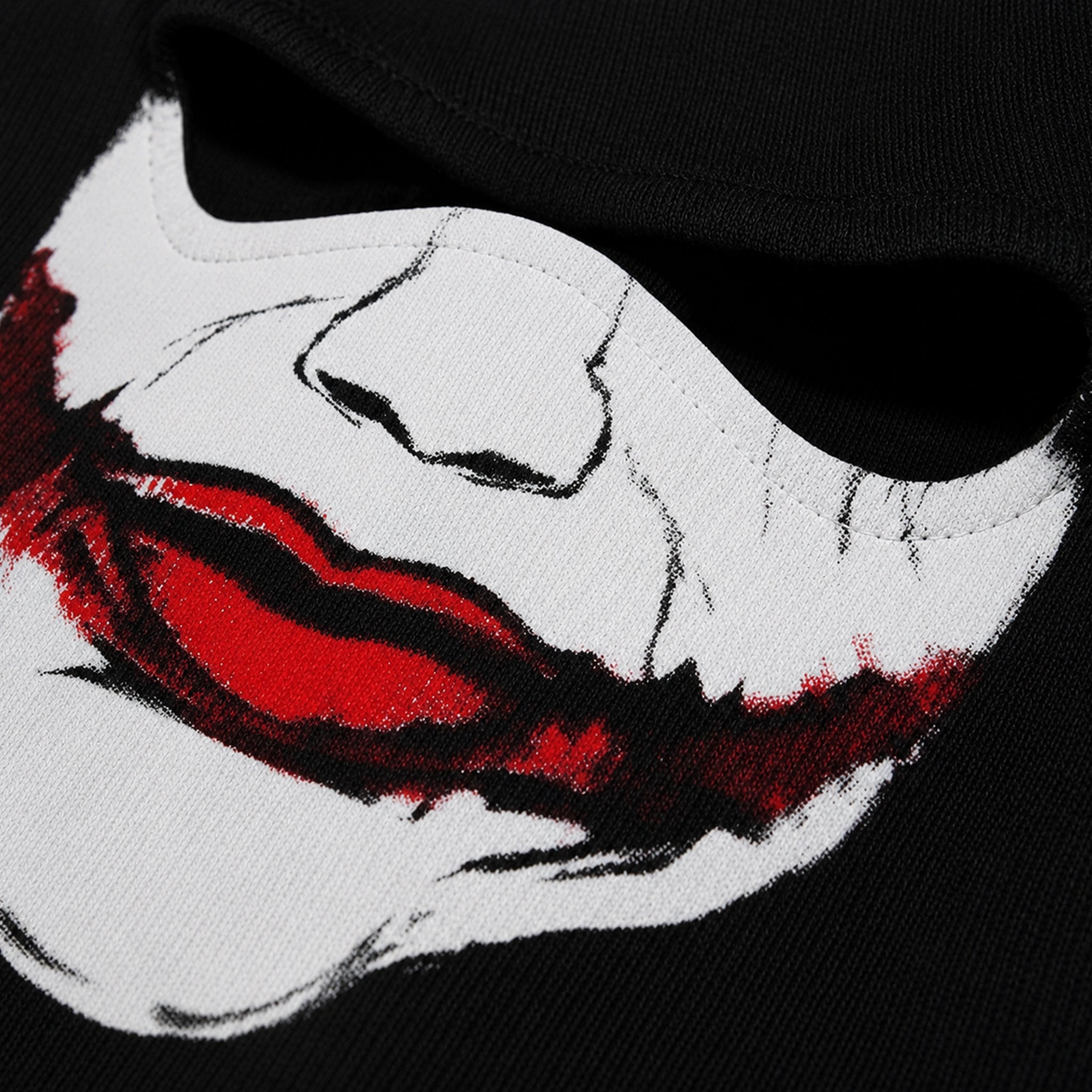 Svart balaclava med vitmålat clownansikte och rött läppstift, inspirerad av den ikoniska Jokern från Batman