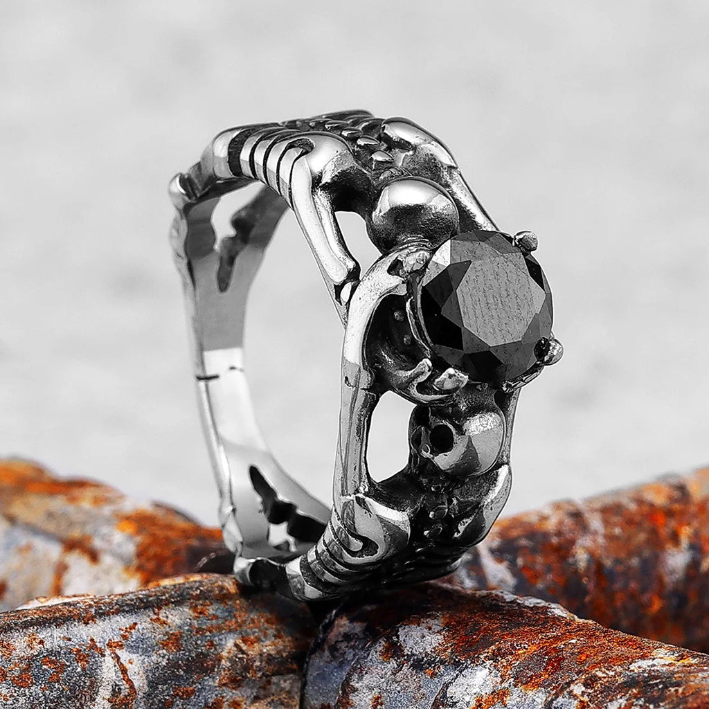 Förlovningsring med svart diamant och dödskalle