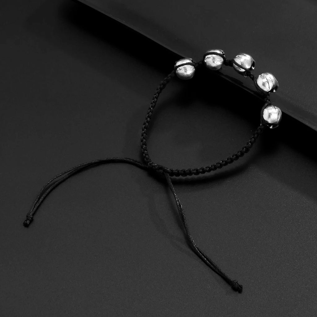 Svart flätat reparmband med silverfärgade kranium