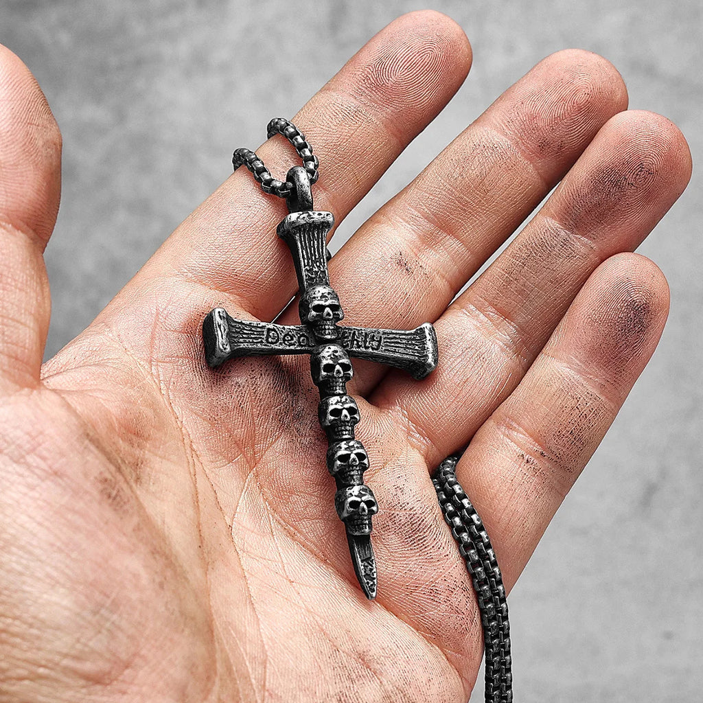 Svart kors halsband med dödskallar och texten "Deathly" graverad på korsarmarna