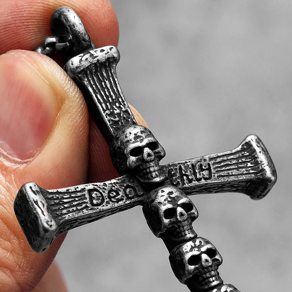 Svart kors hängsmycke med kranium och texten "Deathly" graverad på korsarmarna
