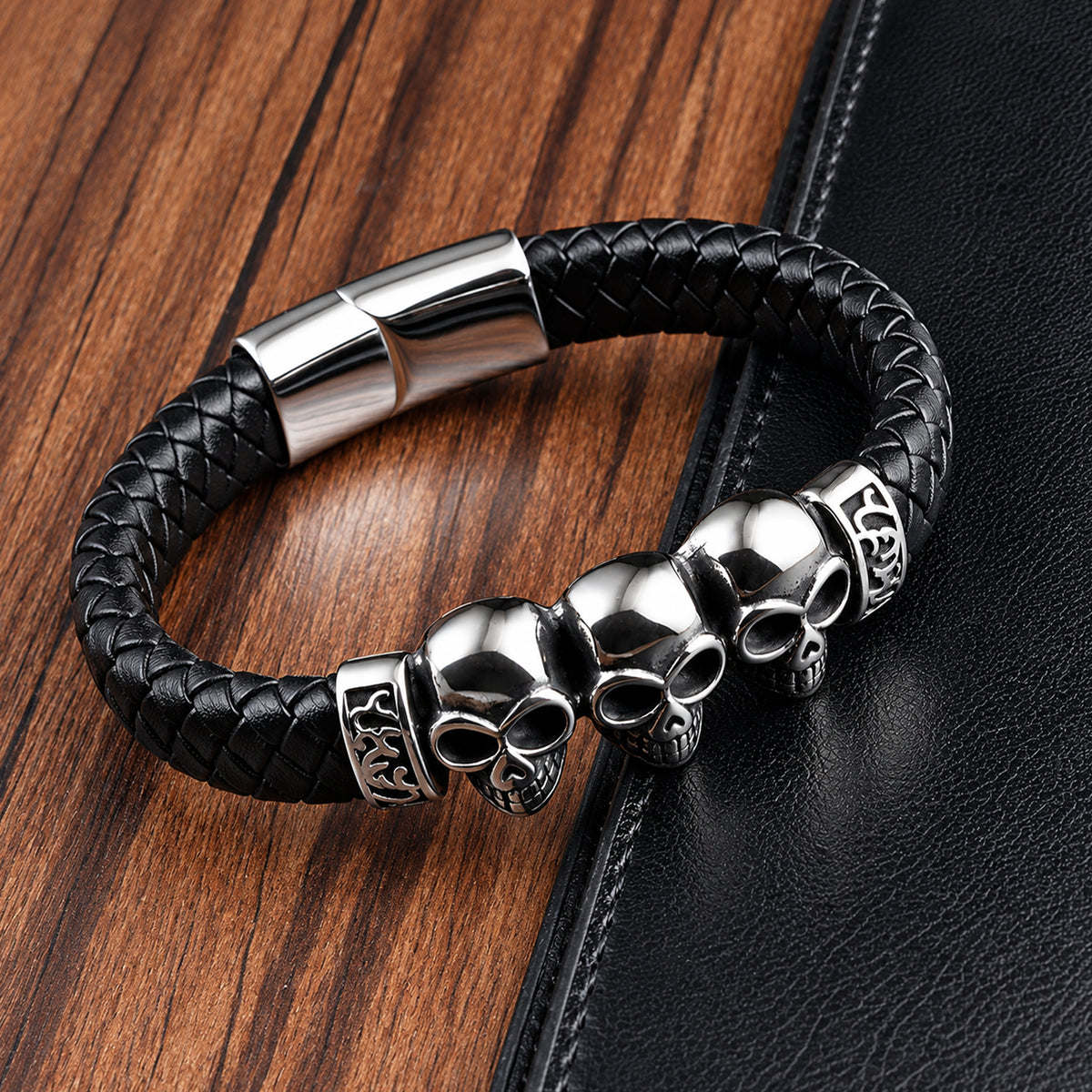 Svart armband av läder med silverfärgat stålsmycke dekorerat med tre dödskallar