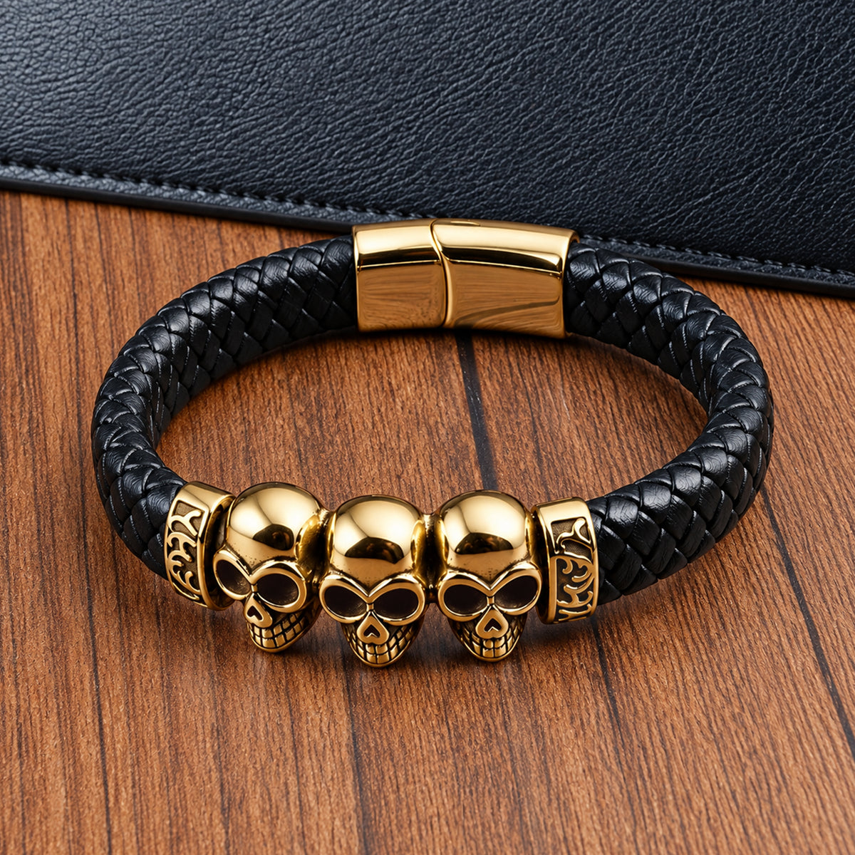Svart läderarmband av äkta läder med tre dödskallar av guldstål
