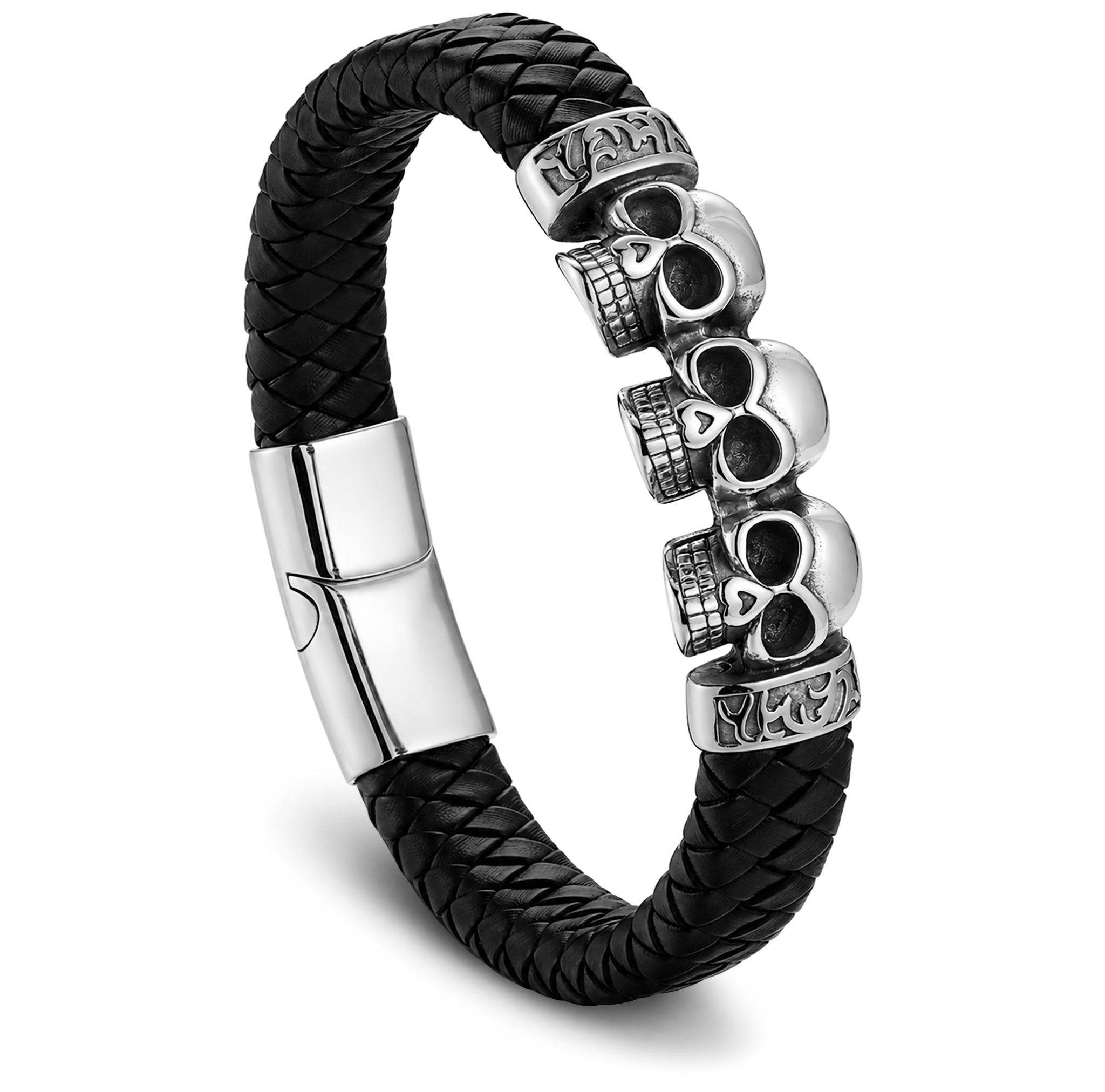 Svart läderarmband med tre silverfärgade dödskallar av rostfritt stål