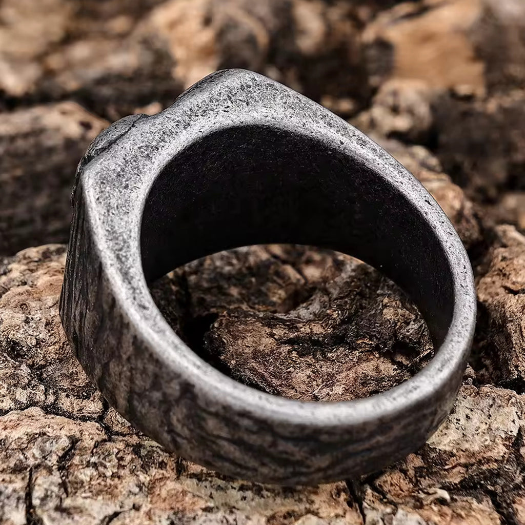 Mörk ring med dödskalle och texten fuck på klacken