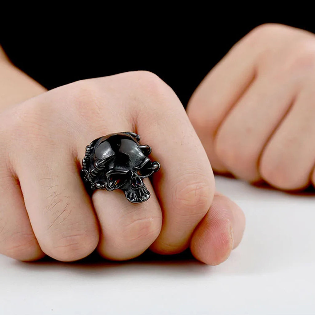 Svart ring med dödskalle och klor från drake