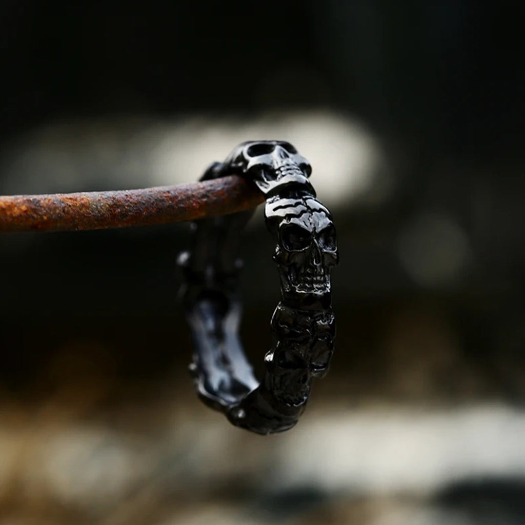 Svart ring med kranium