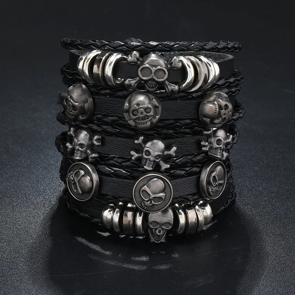 Svarta armband i läder med dödskallar och ringar