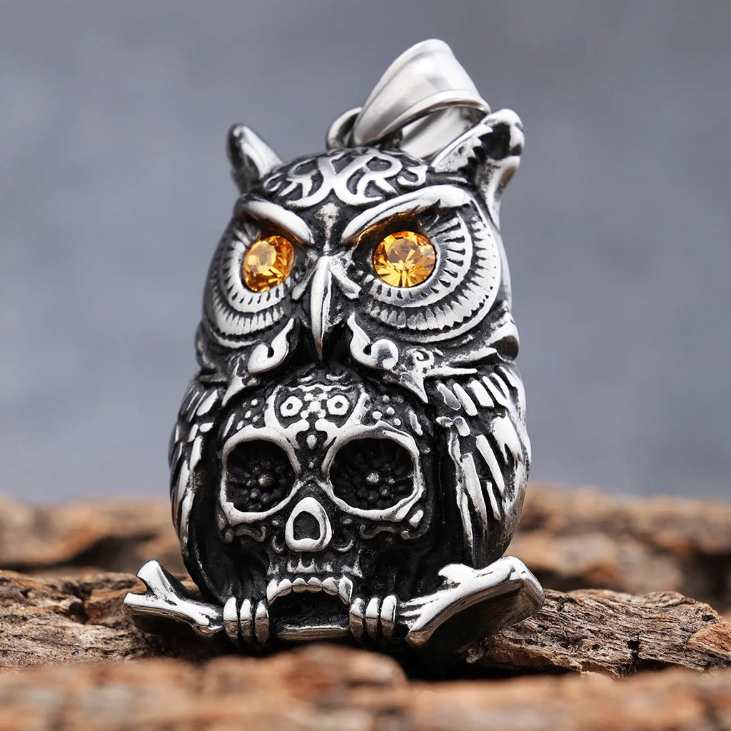 Silverfärgat halsband föreställande en uggla och en dödskalle