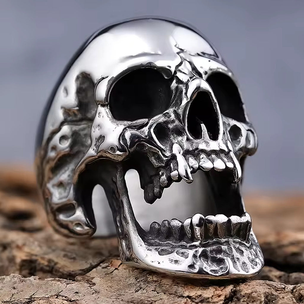Ring i rostfritt stål som visar en dödskalle med vampyrtänder