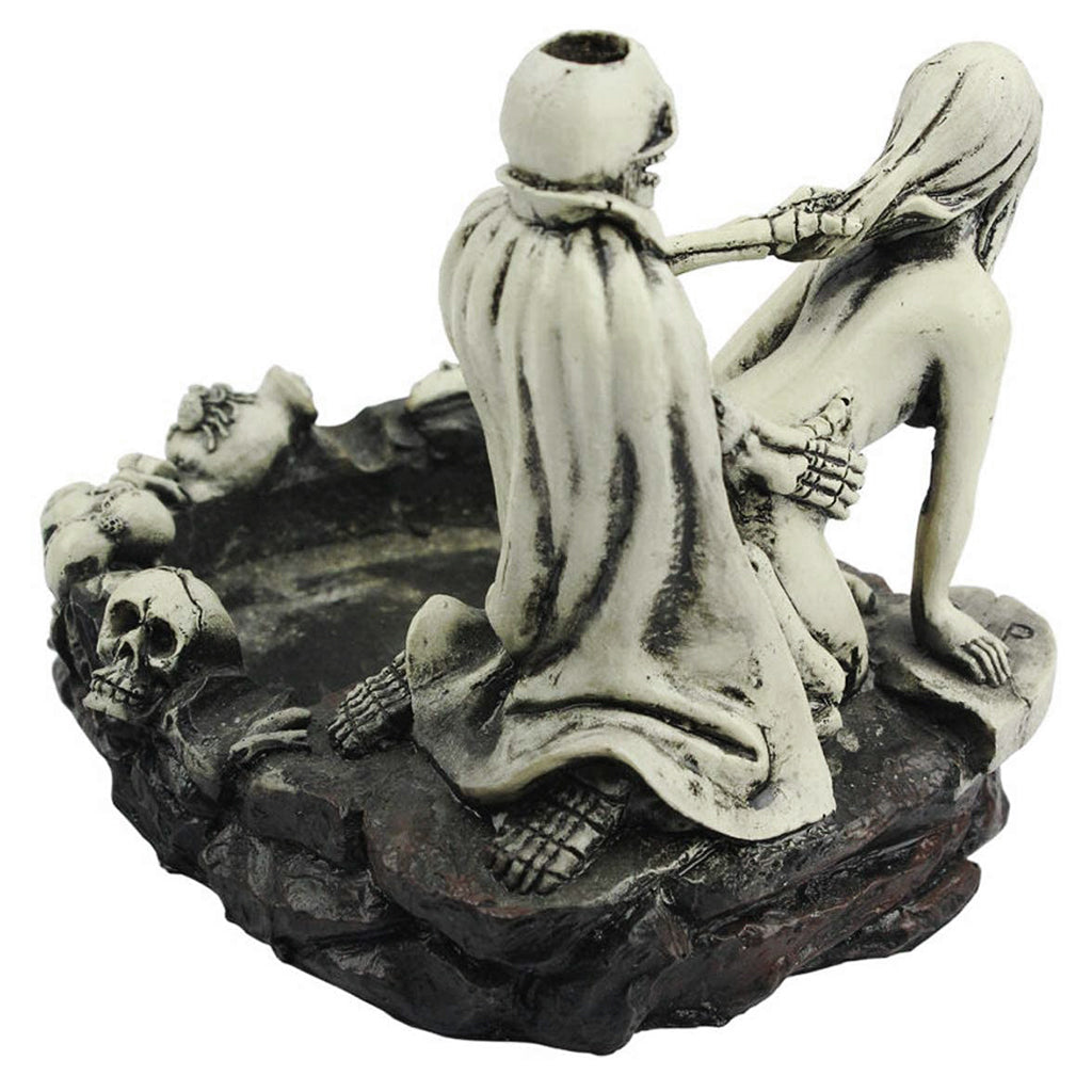 Askfat Med Skelett Och Tjej