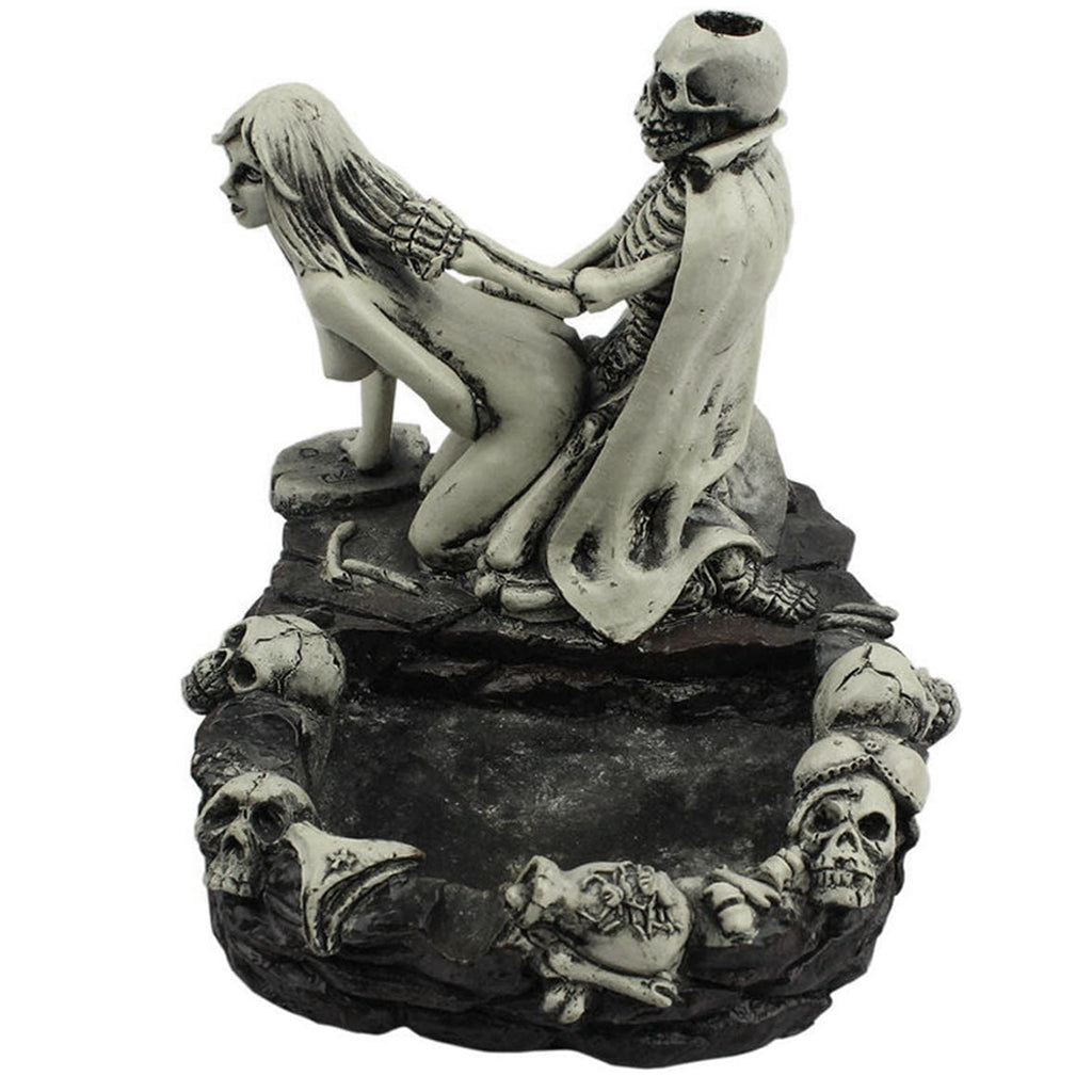 Askfat Med Skelett Och Sexig Tjej