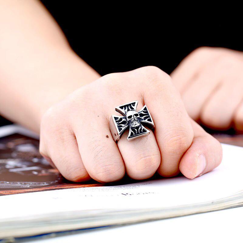 Dödskallering Vit Malteserkors (Stål)