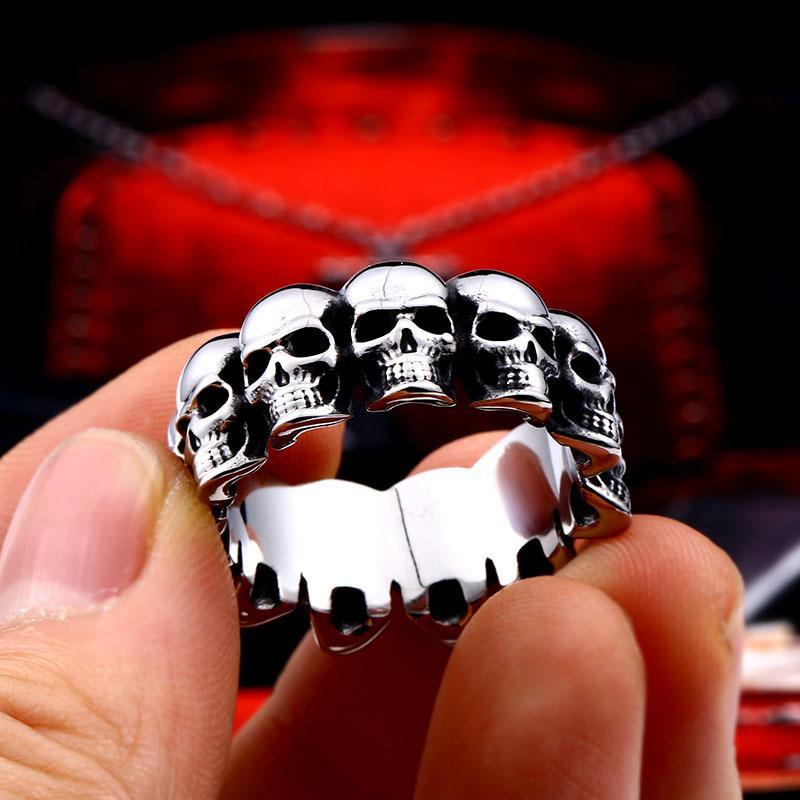 Dödskallering Stacked Skulls (Stål)