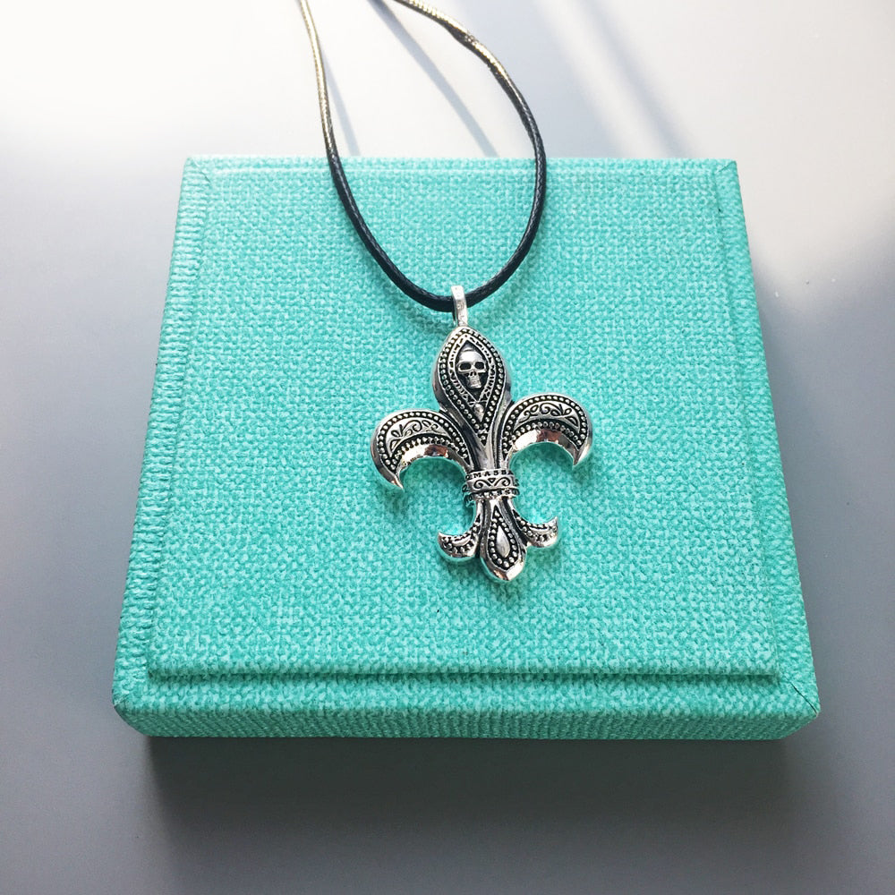 Dödskalle Halsband Med Heraldisk Lilja