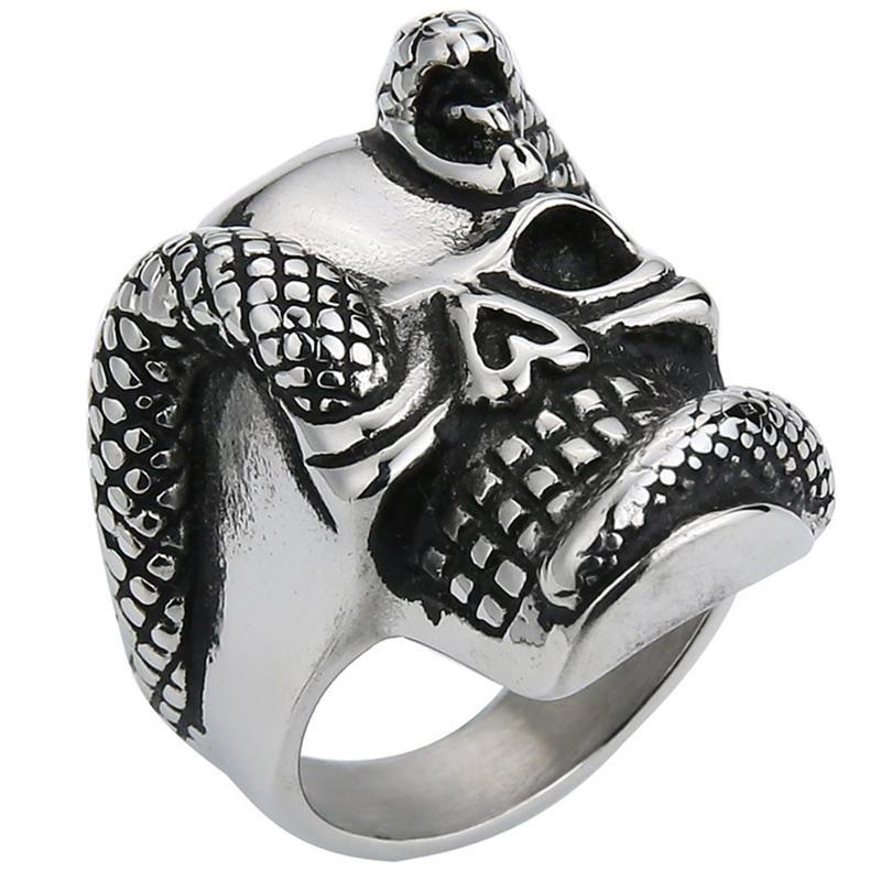 Silverfärgad Dödskallering Med Orm