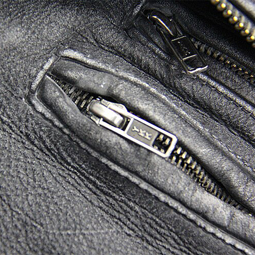 Grå Skinnjacka Med Snedställda Fickor