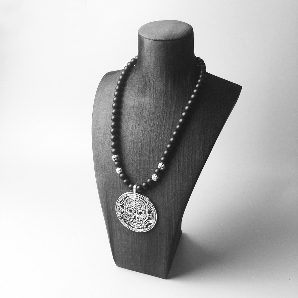Svart Pärlhalsband Med Runt Dödskalle-Hänge
