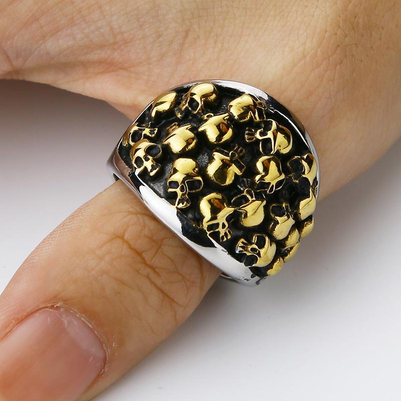 Ring Med Guldfärgade Dödskallar