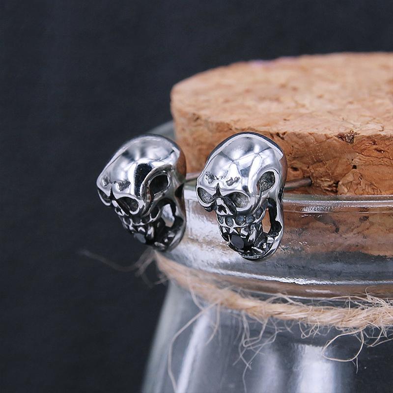 Dödskalle Örhängen Med Svart Zirkon