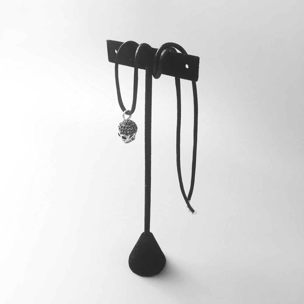 Silver Halsband Dödskalle Med Svarta Stenar