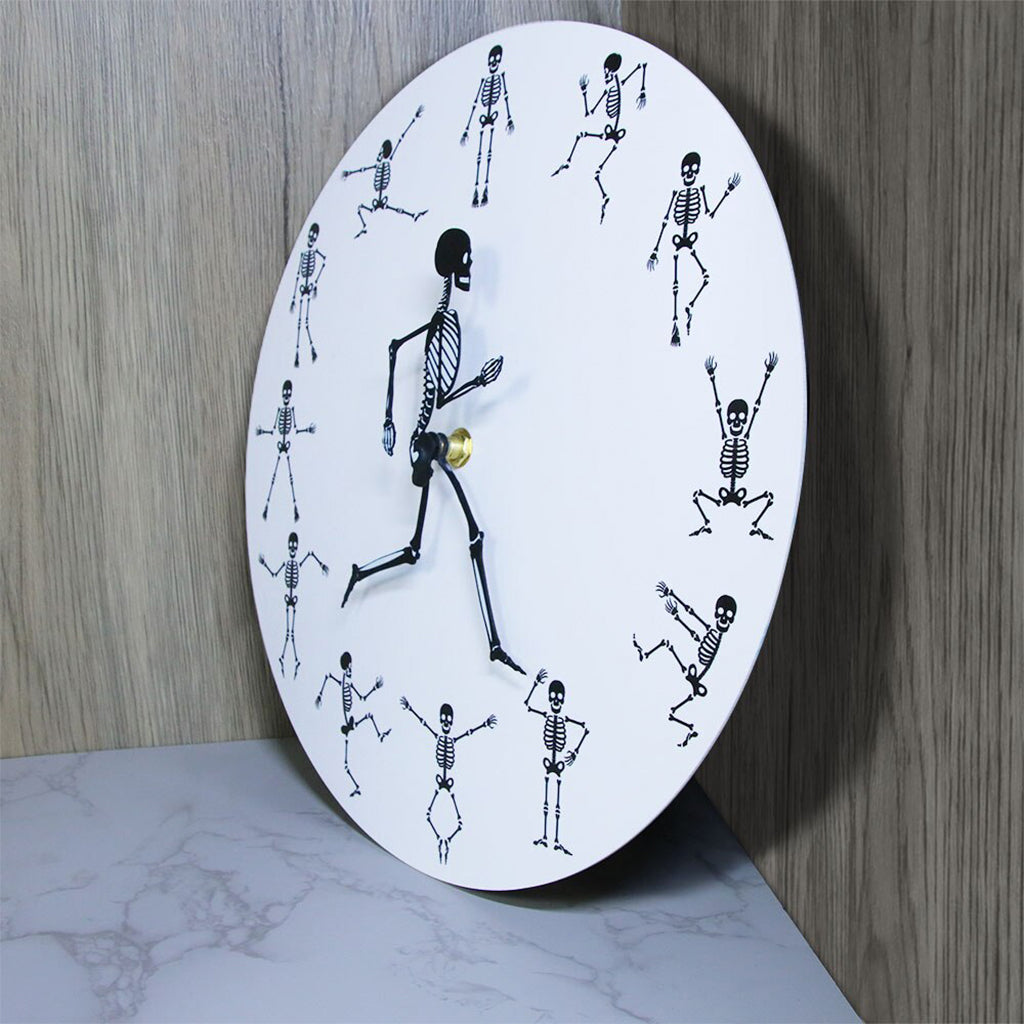 Skelett På Väggklocka