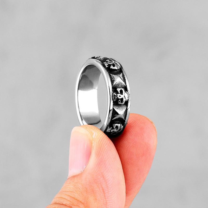 Stålring Med Dödskallar