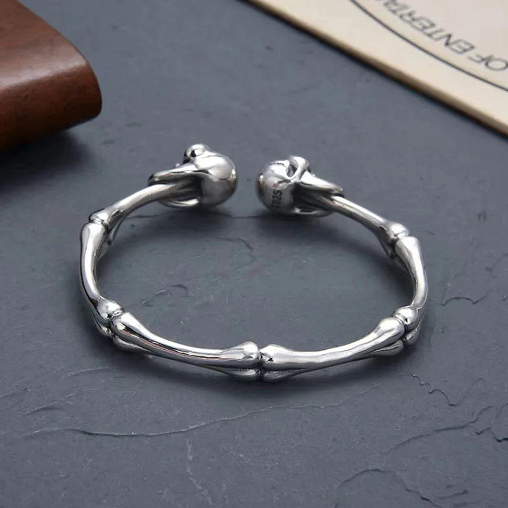 Silverfärgat armband av sterling silver med benknotor och dödskallar i ändarna