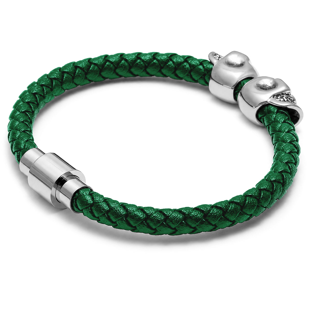 Armband av grönt läder med två dekorativa dödskallar av silverfärgat stål