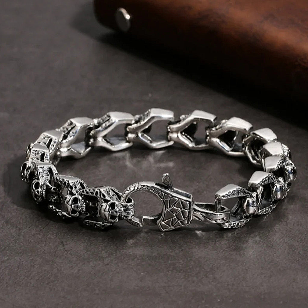 Silverfärgat armband för herr med dödskallar tillverkat av sterling silver 925