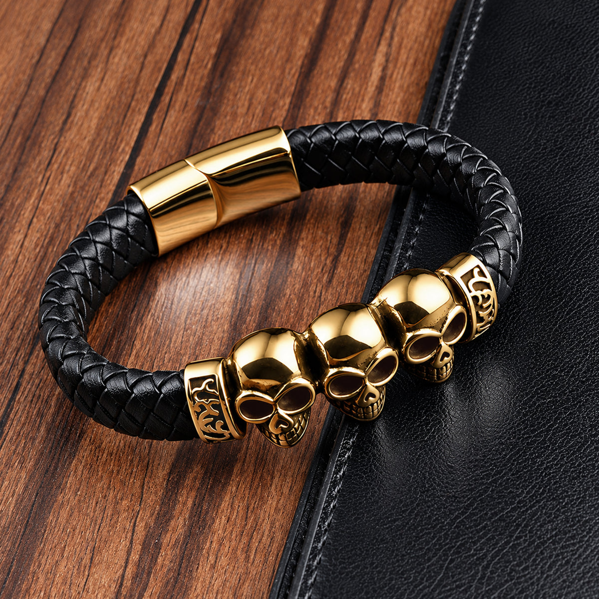 Armband av svart läder smyckat med tre dödskallar av guldstål