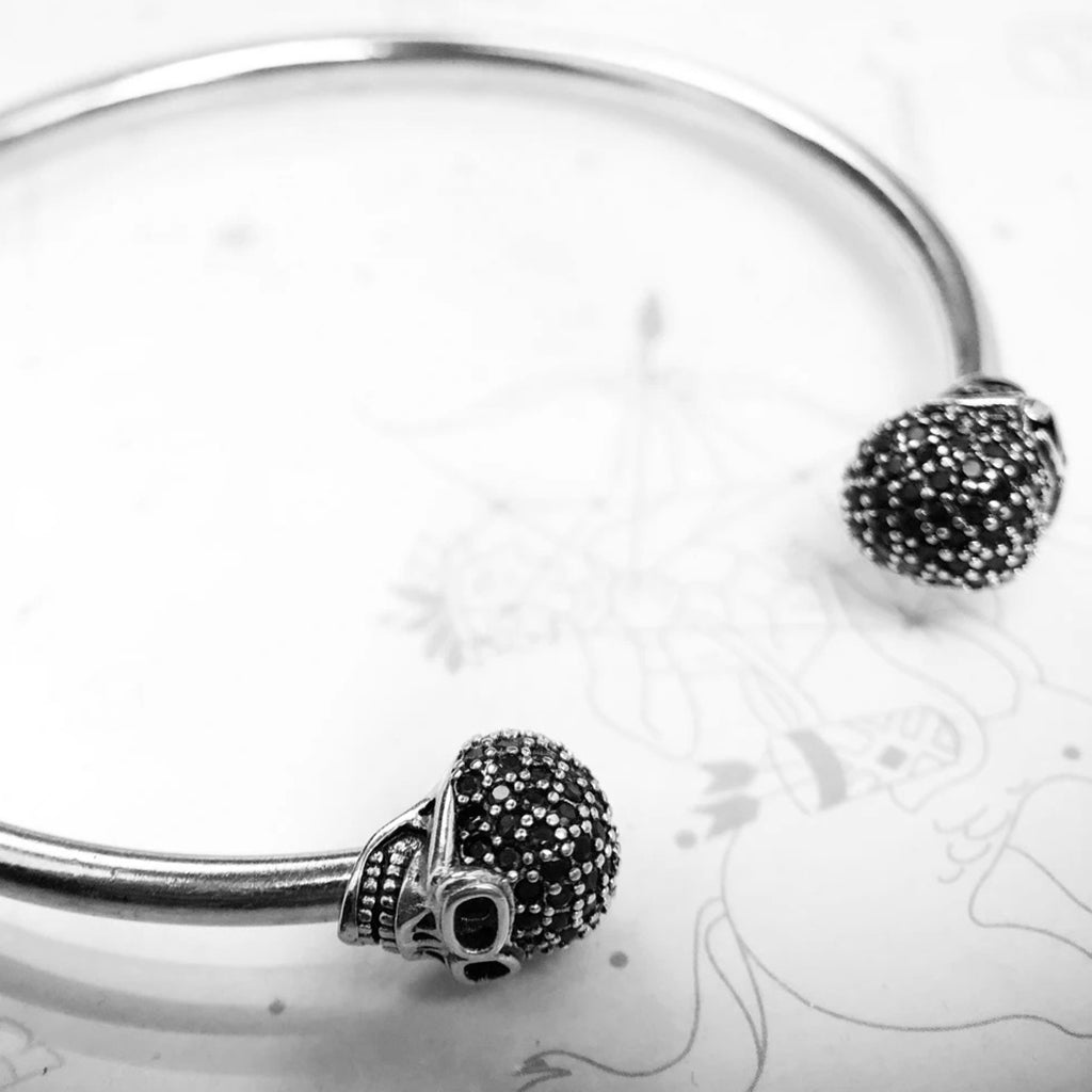 Silverfärgat bangle-armband av sterlingsilver med zirkonprydda dödskallar